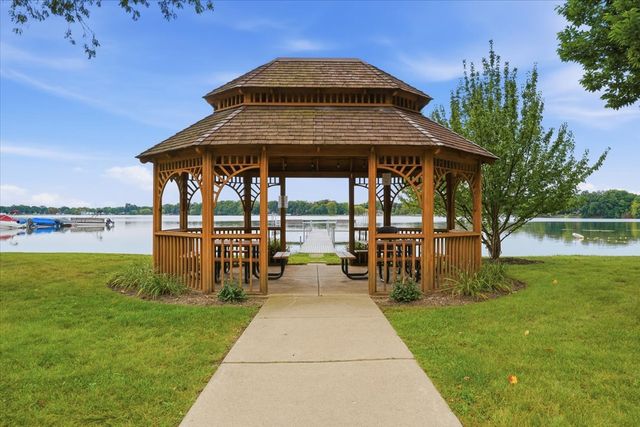 674 Shoreline Drive, Grayslake, IL 60030
