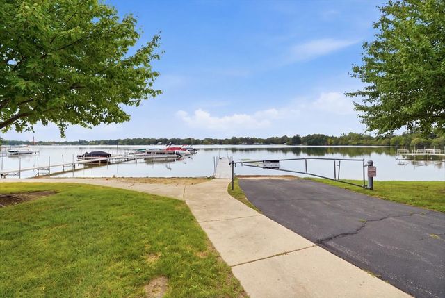 674 Shoreline Drive, Grayslake, IL 60030