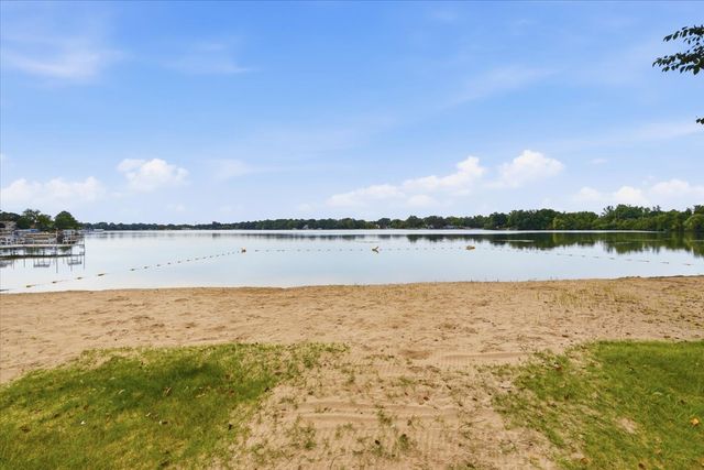 674 Shoreline Drive, Grayslake, IL 60030
