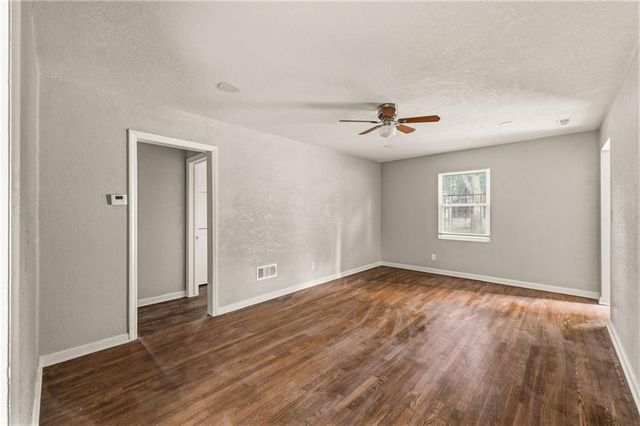 2300 E 55th Street, Kansas City, MO 64130