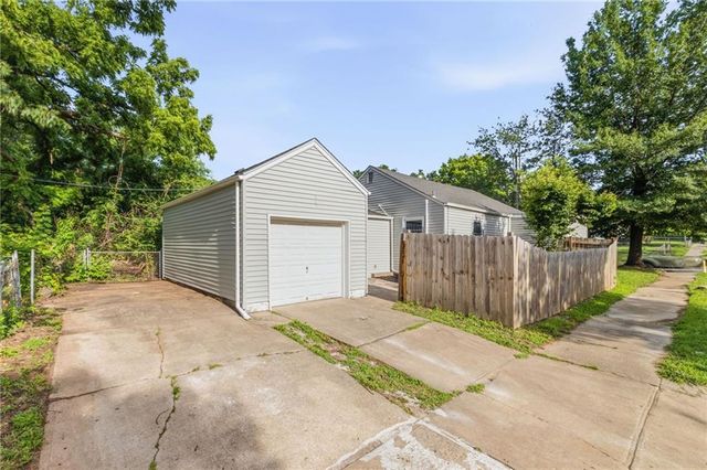 2300 E 55th Street, Kansas City, MO 64130