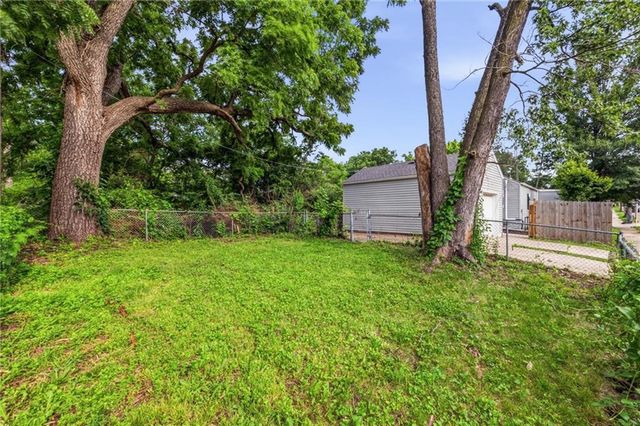 2300 E 55th Street, Kansas City, MO 64130