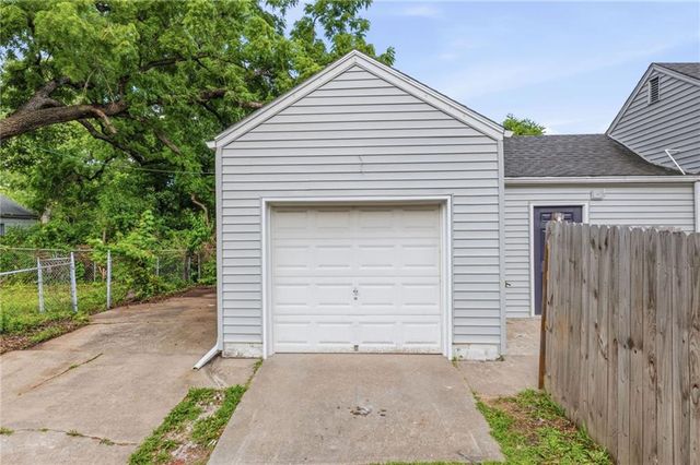 2300 E 55th Street, Kansas City, MO 64130
