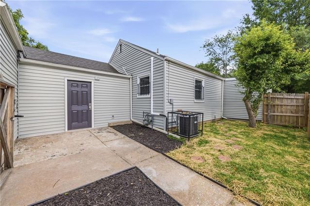 2300 E 55th Street, Kansas City, MO 64130