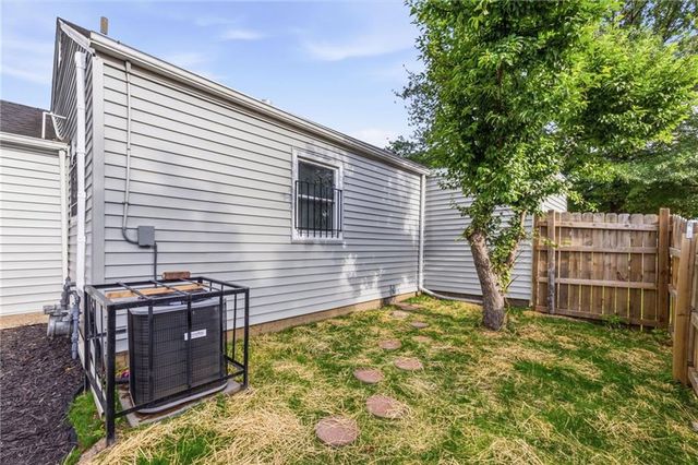 2300 E 55th Street, Kansas City, MO 64130