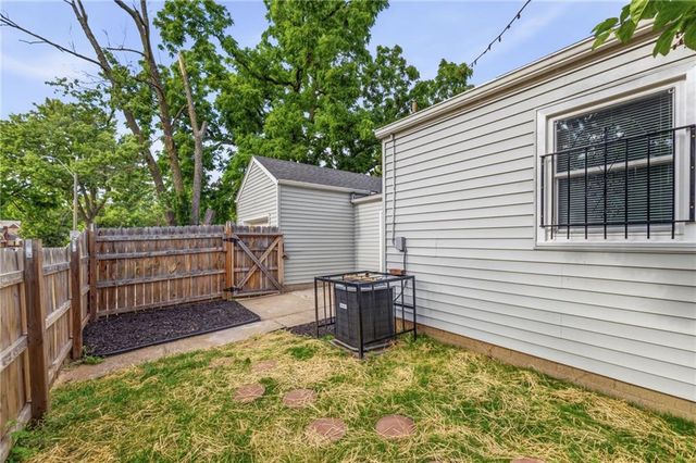 2300 E 55th Street, Kansas City, MO 64130