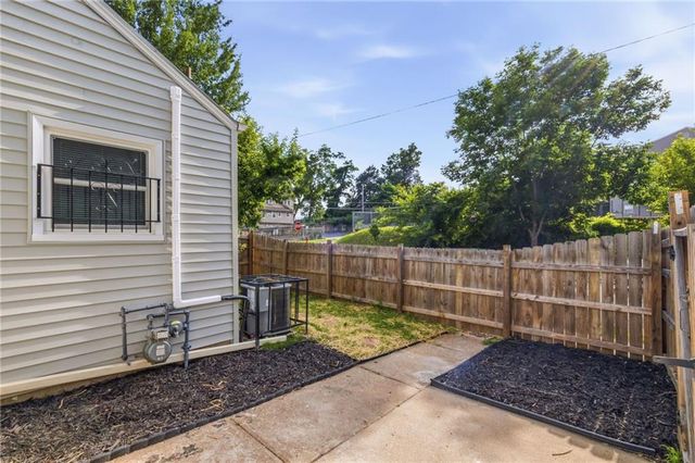 2300 E 55th Street, Kansas City, MO 64130