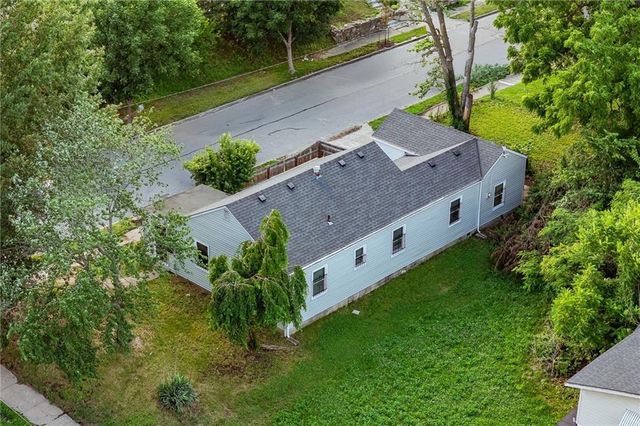 2300 E 55th Street, Kansas City, MO 64130