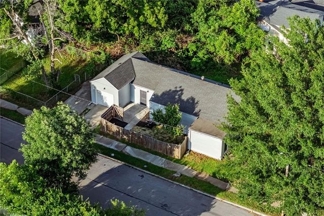 2300 E 55th Street, Kansas City, MO 64130
