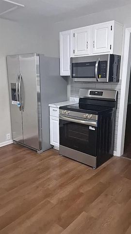 2300 E 55th Street, Kansas City, MO 64130