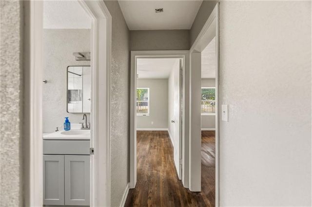 2300 E 55th Street, Kansas City, MO 64130