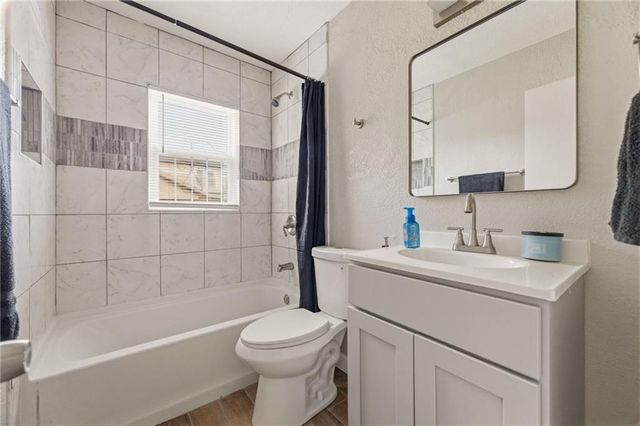 2300 E 55th Street, Kansas City, MO 64130