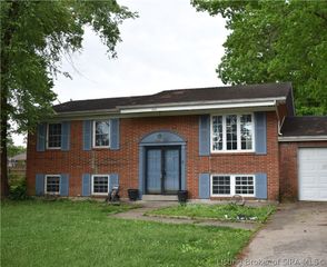 934 Parkwood Drive, Clarksville, IN 47129