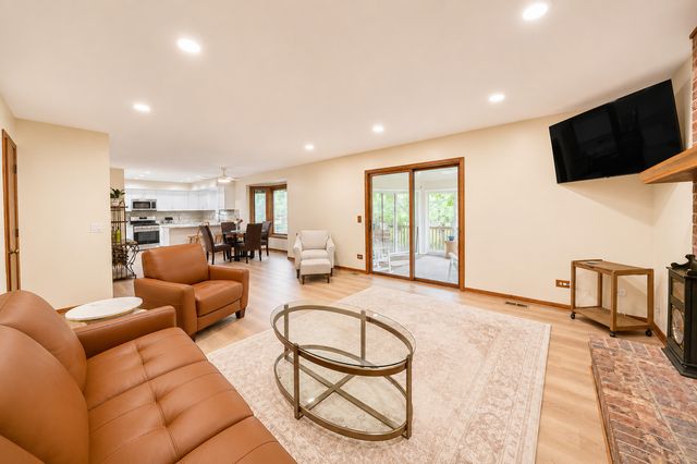 6 Heather Lane, Hawthorn Woods, IL 60047