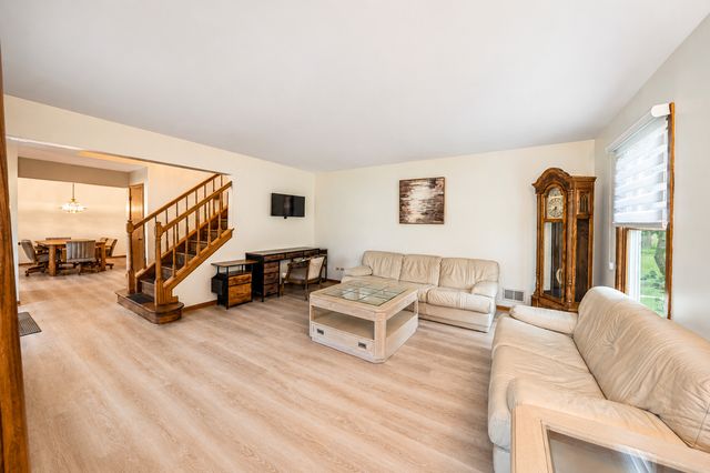 6 Heather Lane, Hawthorn Woods, IL 60047