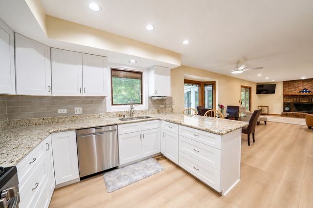 6 Heather Lane, Hawthorn Woods, IL 60047