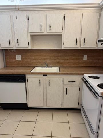 21 Jacaranda Drive 121, Plantation, FL 33324