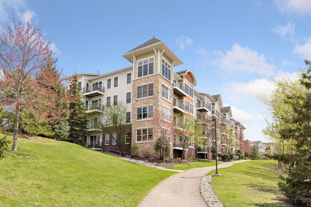 3110 N Chestnut Street 211, Chaska, MN 55318