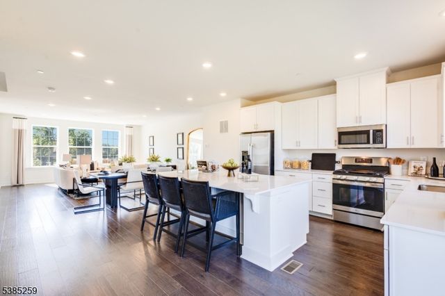 65 Eastwood Ter 69, East Hanover Twp., NJ 07936