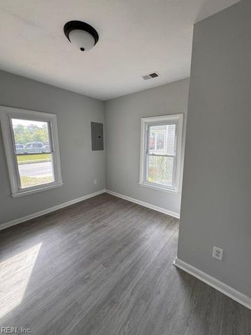 129 S 6th ST, Suffolk, VA 23434