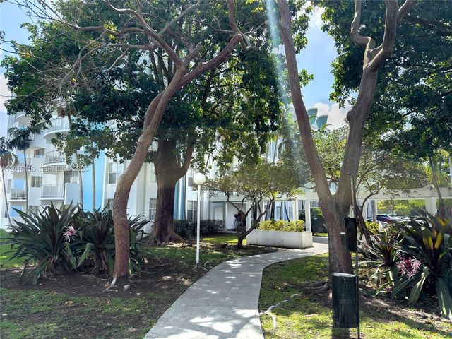 496 NW 165th St Rd D-410, Miami, FL 33169