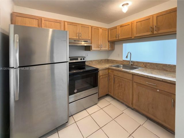 496 NW 165th St Rd D-410, Miami, FL 33169