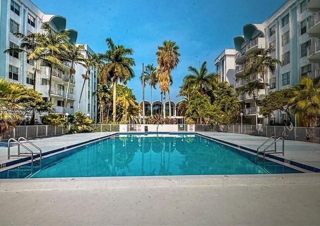 496 NW 165th St Rd D-410, Miami, FL 33169