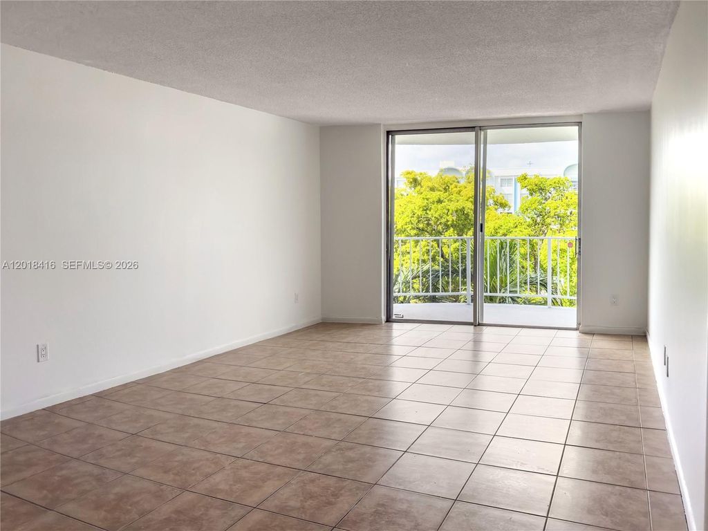 496 NW 165th St Rd D-410, Miami, FL 33169