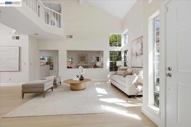 5579 Ridgewood Dr, Fremont, CA 94555