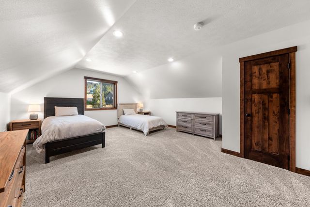 60829 Westview Dr, Nine Mile Falls, WA 99026