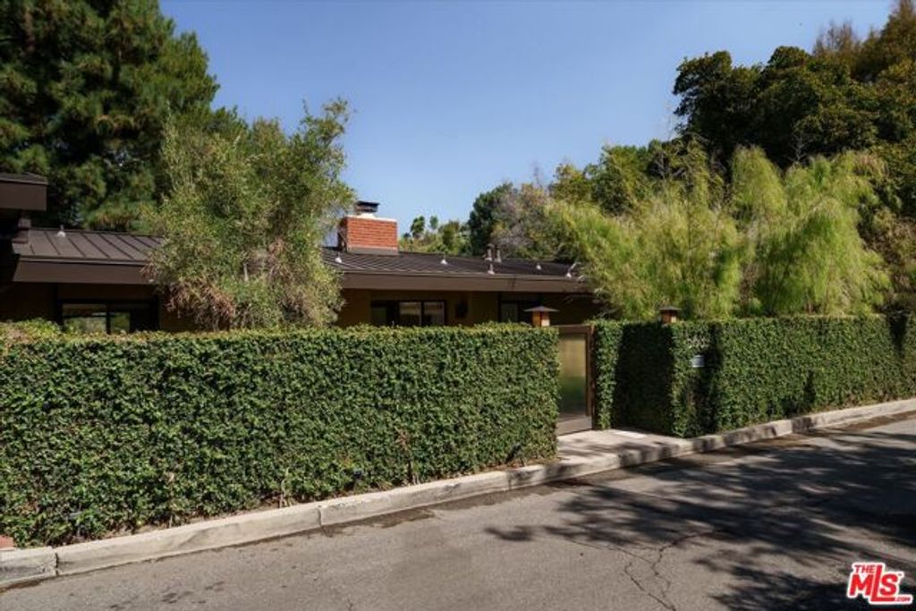 5637 Spreading Oak Drive, Los Angeles, CA 90068