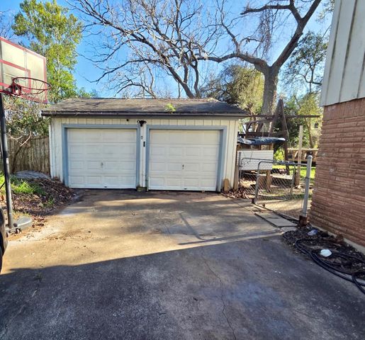 451 Southern Oaks Drive Drive, Lake Jackson, TX 77566