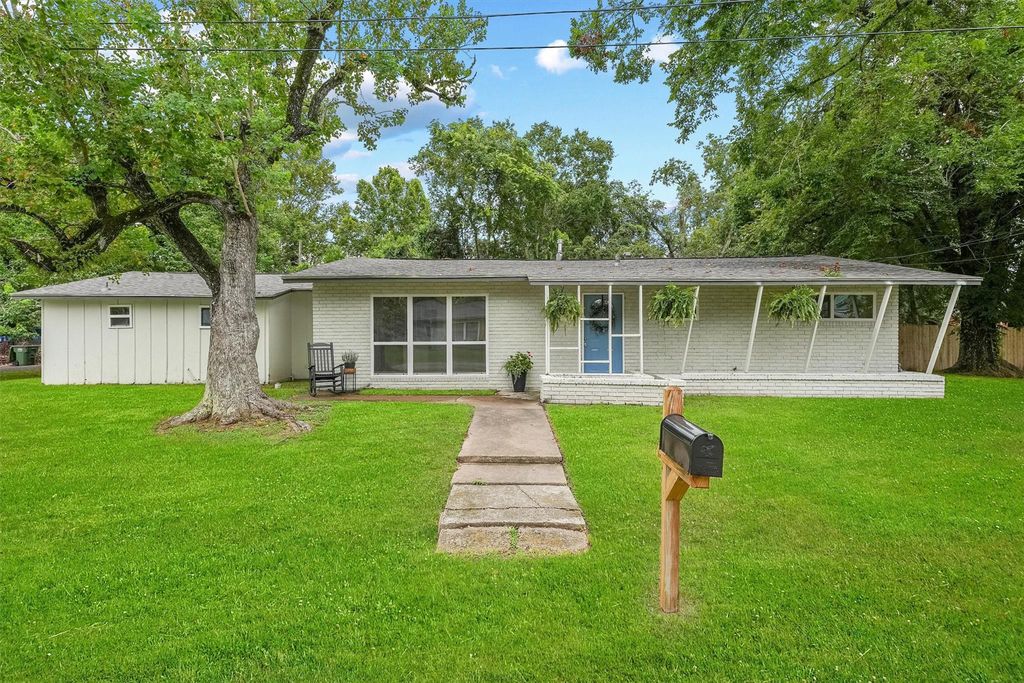 309 E Kay Street, Dayton, TX 77535