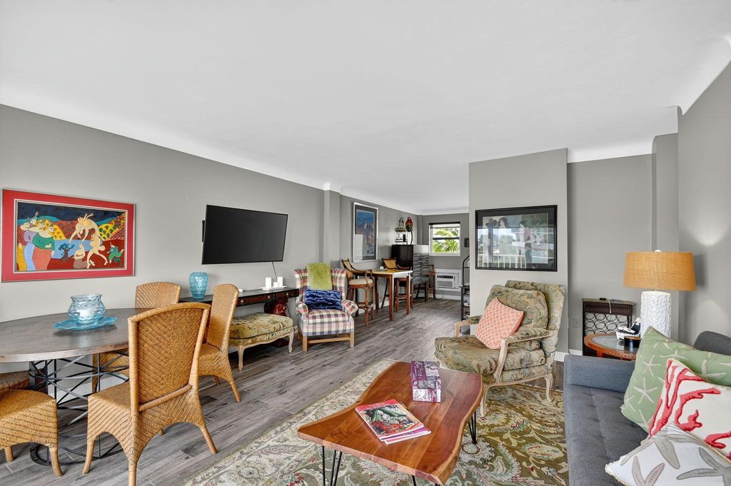 Image 10 of property listing at 3030 S Ocean Boulevard 437, Palm Beach, FL 33480
