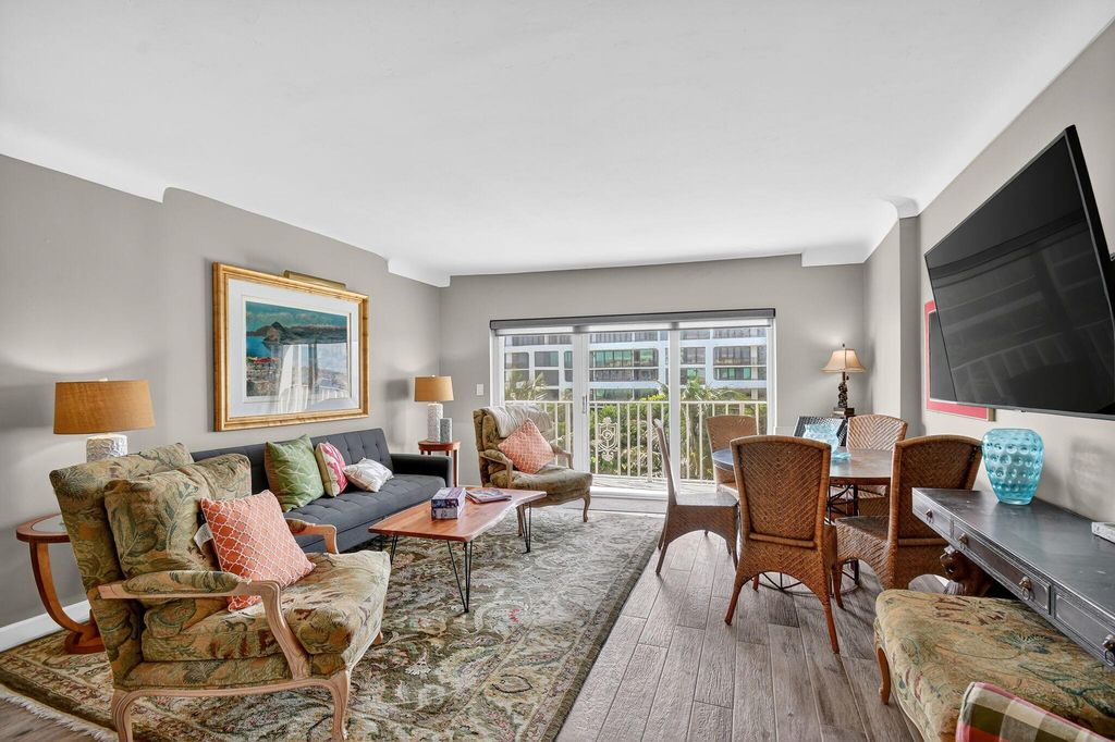 Image 11 of property listing at 3030 S Ocean Boulevard 437, Palm Beach, FL 33480