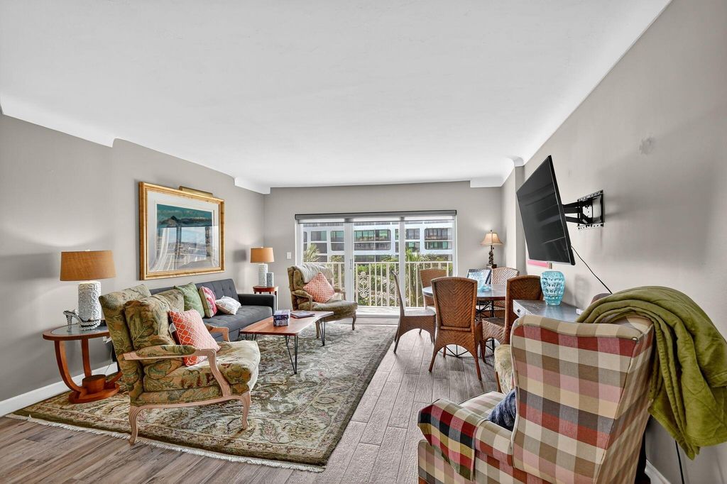 Image 12 of property listing at 3030 S Ocean Boulevard 437, Palm Beach, FL 33480