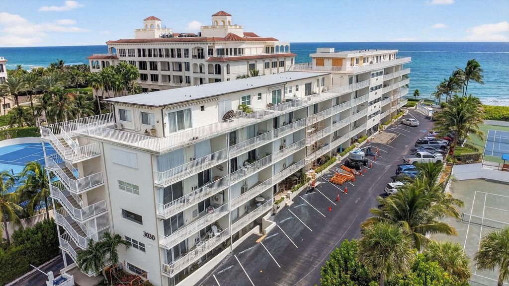 Image 4 of property listing at 3030 S Ocean Boulevard 437, Palm Beach, FL 33480