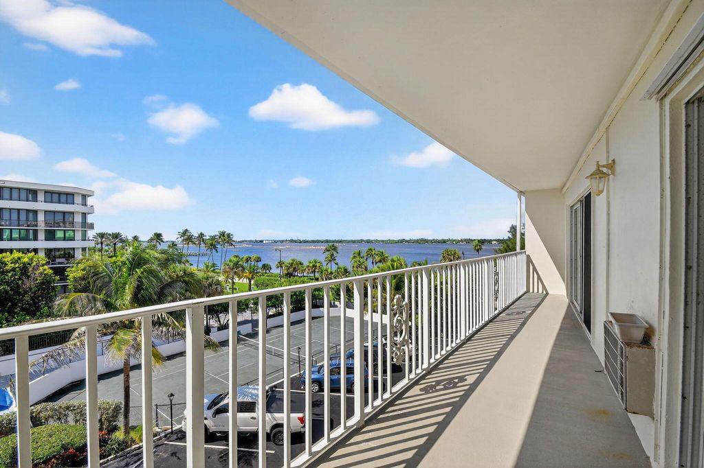 Image 40 of property listing at 3030 S Ocean Boulevard 437, Palm Beach, FL 33480