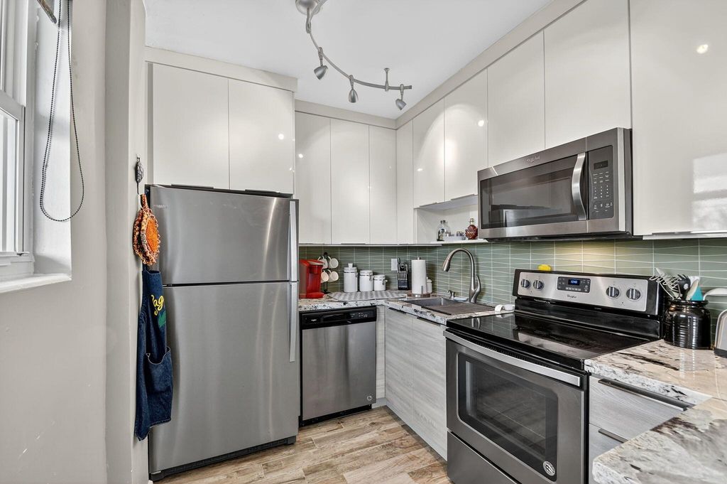 Image 5 of property listing at 3030 S Ocean Boulevard 437, Palm Beach, FL 33480