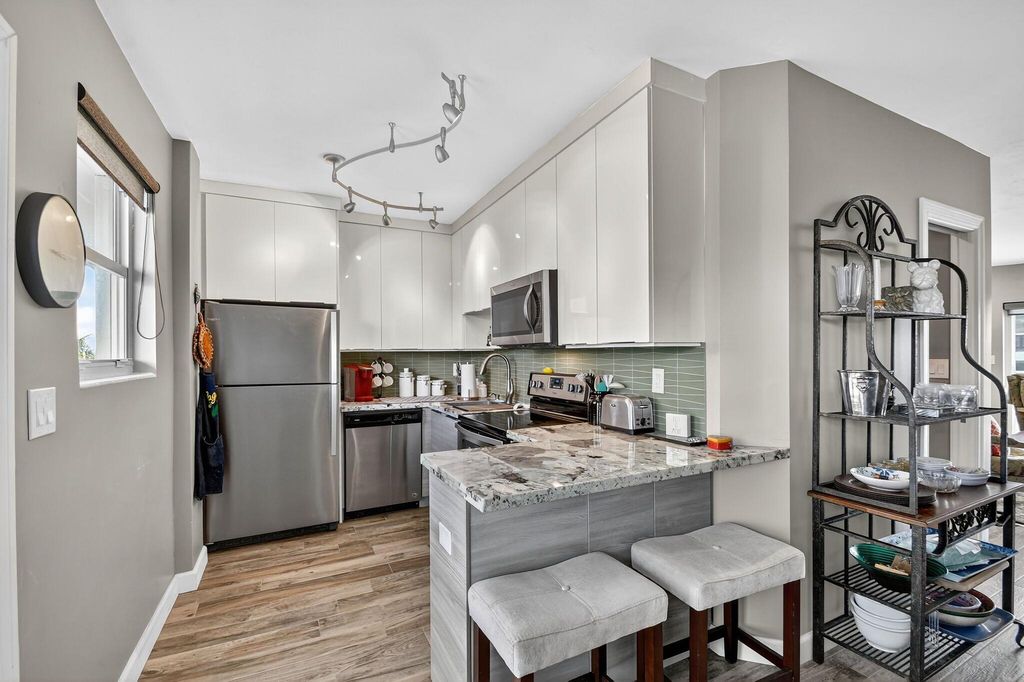 Image 6 of property listing at 3030 S Ocean Boulevard 437, Palm Beach, FL 33480