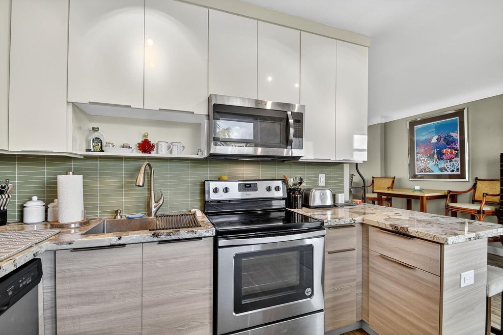 Image 7 of property listing at 3030 S Ocean Boulevard 437, Palm Beach, FL 33480