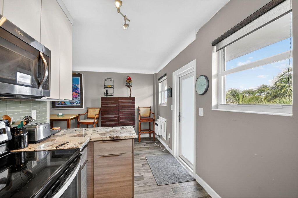 Image 8 of property listing at 3030 S Ocean Boulevard 437, Palm Beach, FL 33480