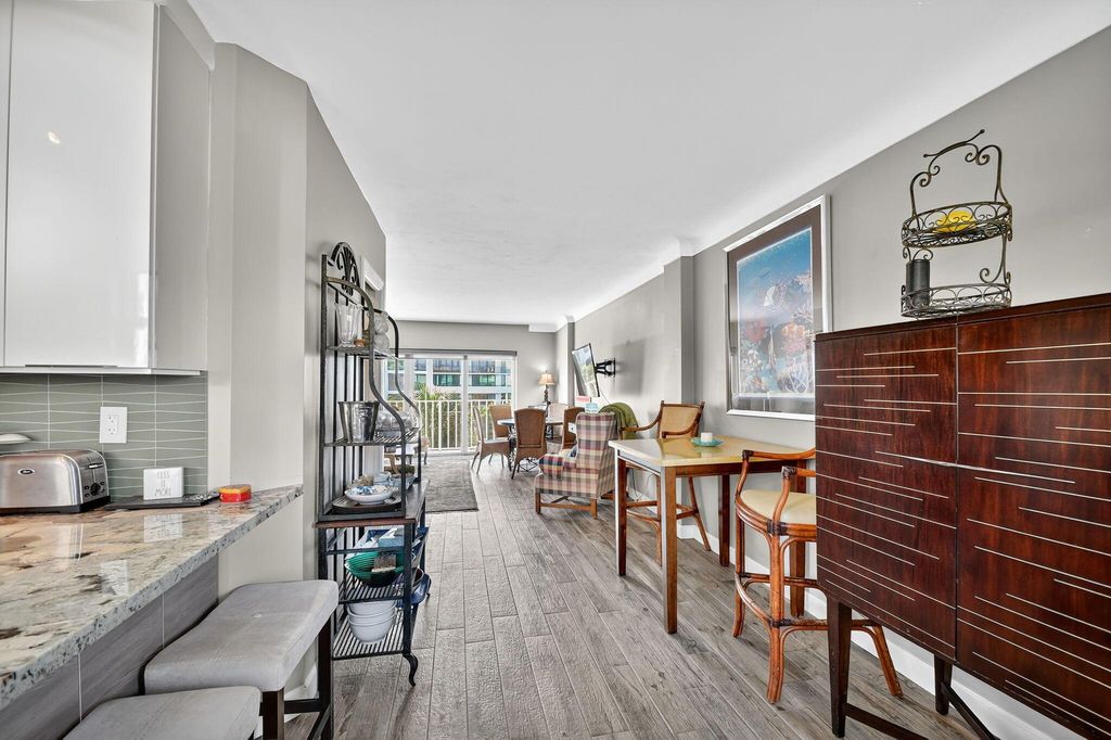 Image 9 of property listing at 3030 S Ocean Boulevard 437, Palm Beach, FL 33480
