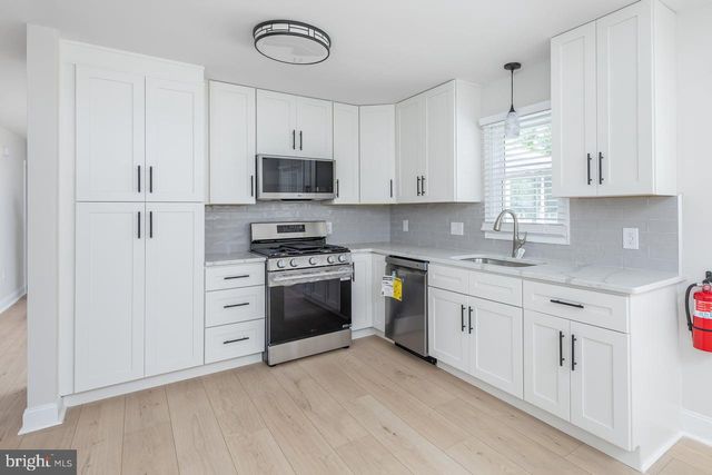 1124 LEXINGTON DR, Deptford, NJ 08096