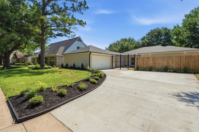 2207 Crystal Hills Drive, Houston, TX 77077