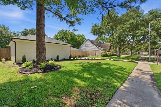 2207 Crystal Hills Drive, Houston, TX 77077