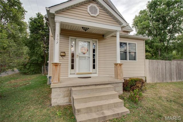 307 N East Street, Carlinville, IL 62626