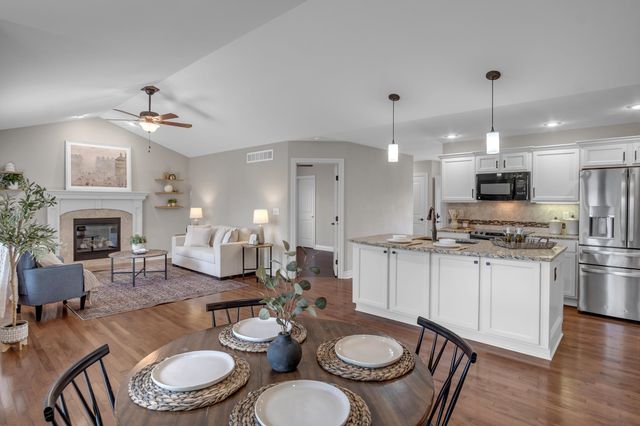 706 E Rolling View Dr, Park City, KS 67147