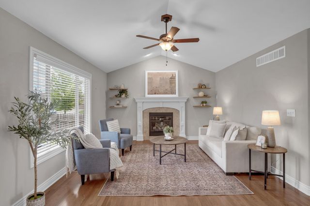 706 E Rolling View Dr, Park City, KS 67147