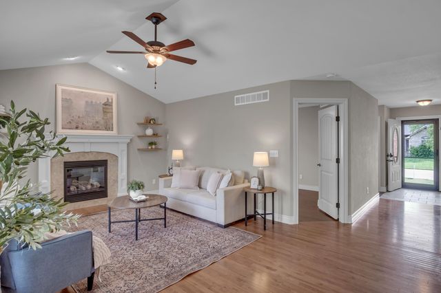 706 E Rolling View Dr, Park City, KS 67147